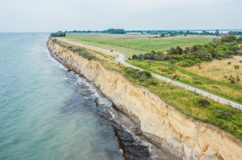Raue Schönheit: Die Steilküste in Wustrow prägt das Landschaftsbild zwischen Strand und Bodden.