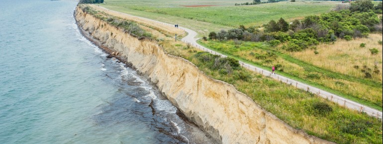 Raue Schönheit: Die Steilküste in Wustrow prägt das Landschaftsbild zwischen Strand und Bodden.