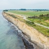 Raue Schönheit: Die Steilküste in Wustrow prägt das Landschaftsbild zwischen Strand und Bodden.