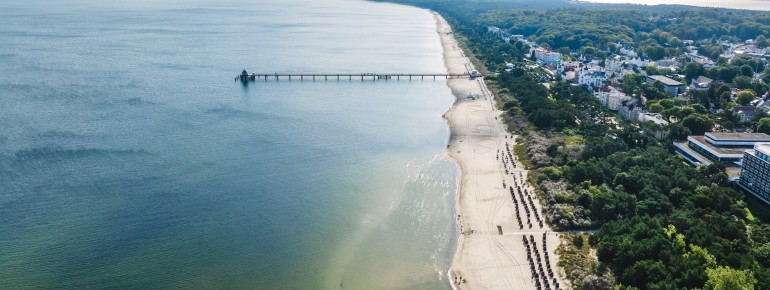 Eingebettet zwischen Ostsee und Achterwasser erstreckt sich der Strand von Zinnowitz entlang der Nordküste Usedoms.