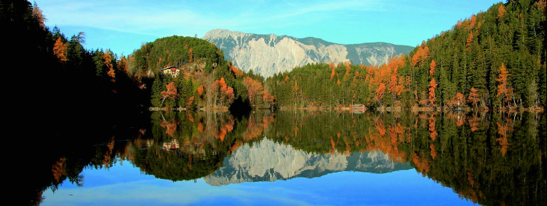 Besonders schön ist das Farbenspiel der spiegelnden Bäume im Herbst am Piburger See.