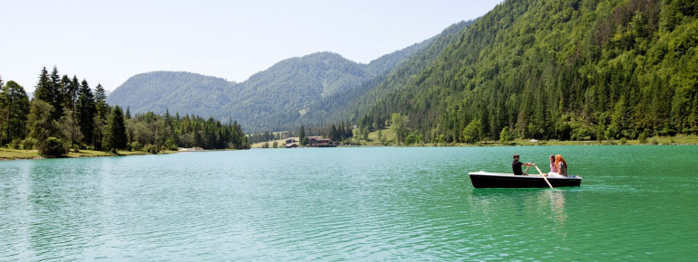 Der Pillersee liegt mitten in den Kitzbüheler Alpen.