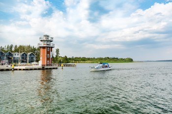 Mit dem Schiff den Plauer See erkunden – entspannt, gemütlich und mit bestem Blick aufs Wasser.