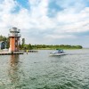 Mit dem Schiff den Plauer See erkunden – entspannt, gemütlich und mit bestem Blick aufs Wasser.
