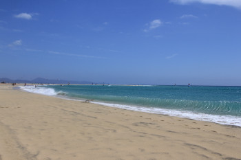 Da der Strand sehr flach ins Meer abfällt, fühlen sich auch Kinder sehr wohl am Playa de Sotavento.