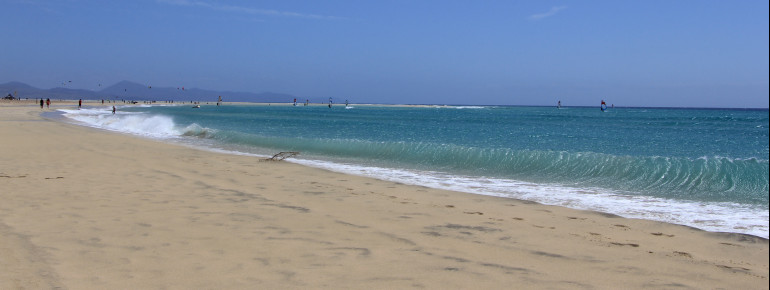 Da der Strand sehr flach ins Meer abfällt, fühlen sich auch Kinder sehr wohl am Playa de Sotavento.