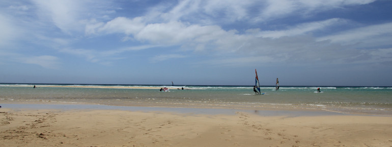 Playa de Sotavento ist einer der besten Windsurf-Spots der Kanarischen Inseln.