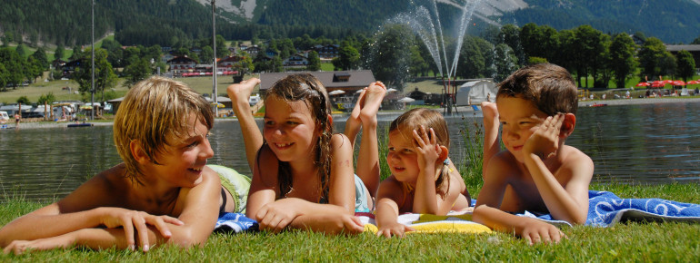 Kinder lieben die vielen Möglichkeiten am Ramsauer Badespaß in der Region Dachstein.
