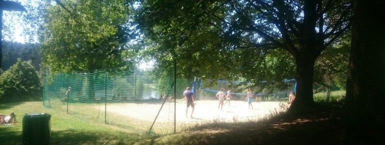 Der Beach-Volleyball-Platz ist nur eine der zahlreichen Freizeitbeschäftigungen