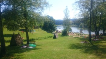 Die Liegewiese mit dem Kinderspielplatz macht etwas her