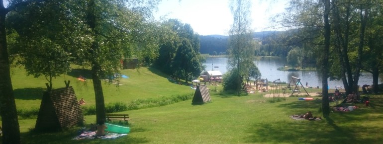 Die Liegewiese mit dem Kinderspielplatz macht etwas her