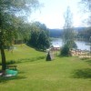 Die Liegewiese mit dem Kinderspielplatz macht etwas her