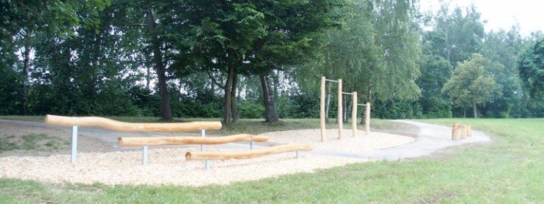 Der Platz der Bewegung bietet mit einigen Fitnessgeräten genügend Abwechslung für ein ausgewogenes Workout