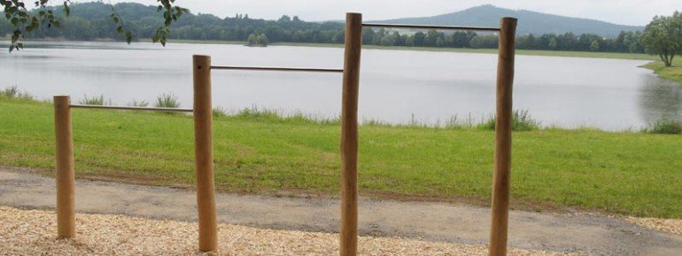 Die Hantelstangen dienen auch als Fitnessgeräte auf dem Platz der Bewegung