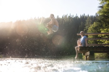 Badesteg und Liegewiese laden im Sommer zum Schwimmen und Sonnenbaden am Schafferteich ein – ganz ohne Chlor und Beton.