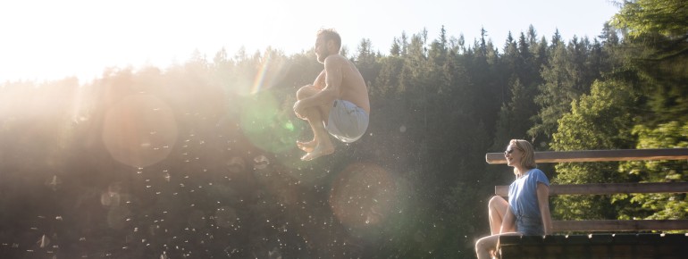 Badesteg und Liegewiese laden im Sommer zum Schwimmen und Sonnenbaden am Schafferteich ein – ganz ohne Chlor und Beton.