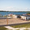 Rund ums Wasser gibt es zahlreiche Freizeitaktivitäten, darunter auch einen Beachvolleyball-Platz.