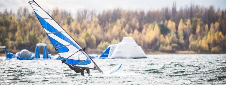Surfer kommen in der Schladitzer Bucht voll auf ihre Kosten