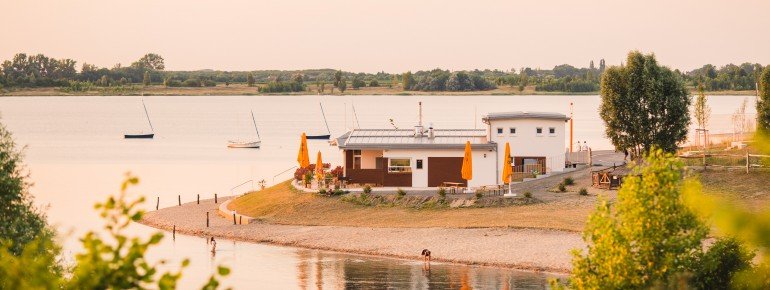 Beschaulich liegt das Restaurant Levante am Ufer des Schladitzer Sees