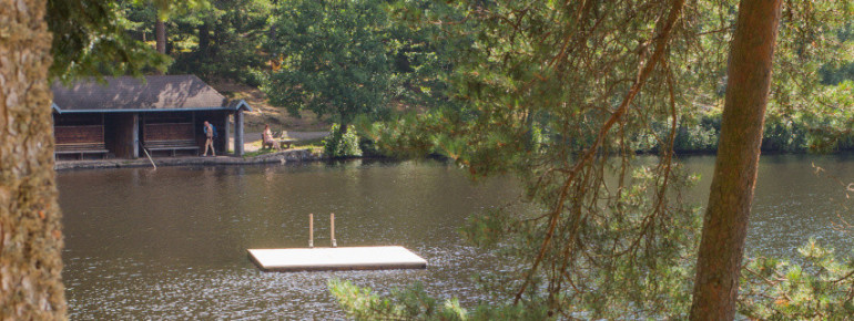 Der See lädt zu einem Sprung ins kühle Nass ein.