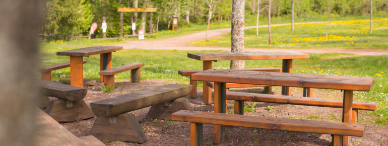 Sitzmöglichkeiten am Grillplatz