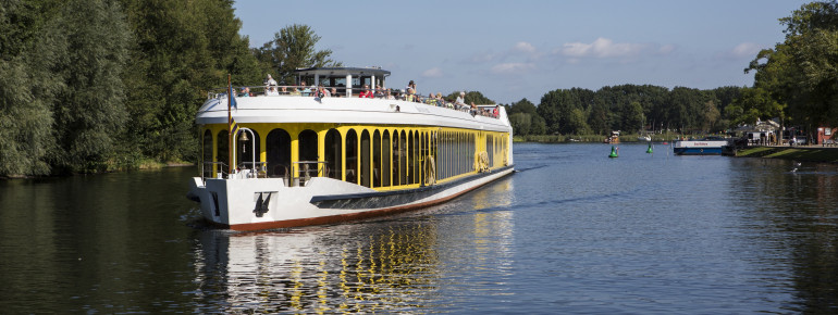 Die Weisse Flotte Potsdam fährt auf der Havelrundfahrt durch den Schwielowsee.