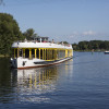 Die Weisse Flotte Potsdam fährt auf der Havelrundfahrt durch den Schwielowsee.