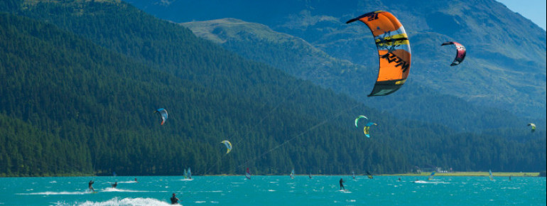 Kitesurfen vor der wunderschönen Alpenkulisse.