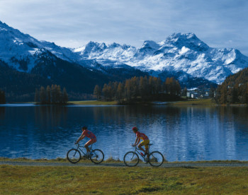 Radfahren oder Wandern vor alpiner Kulisse - auch hierfür eignet sich der Silvaplanersee.