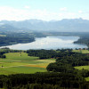Der See liegt im Bayerischen Voralpenland.