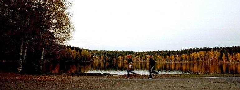 Um den See führt ein Rundweg für Jogger