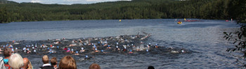 Am und auf dem See findet jährlich der Oslo Triathlon statt