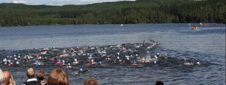 Am und auf dem See findet jährlich der Oslo Triathlon statt