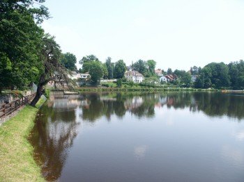 Der Stadtsee Allentsteig ist wunderschön gelegen. Ein kleiner Steg führt direkt von der Stadt ins kühle Nass