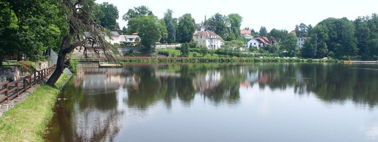 Der Stadtsee Allentsteig ist wunderschön gelegen. Ein kleiner Steg führt direkt von der Stadt ins kühle Nass