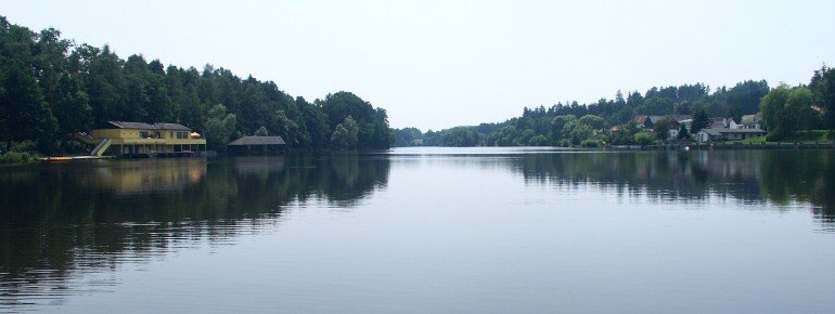 Der Stadtsee lädt im Sommer zum Angeln, Joggen und Baden ein - im Winter ist Eislaufen und Eisstockschießen sehr beliebt