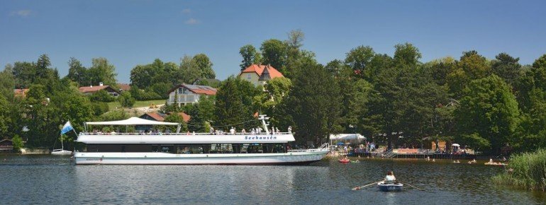 Das Fahrgastschiff auf dem Weg zur Anlegestelle Achele