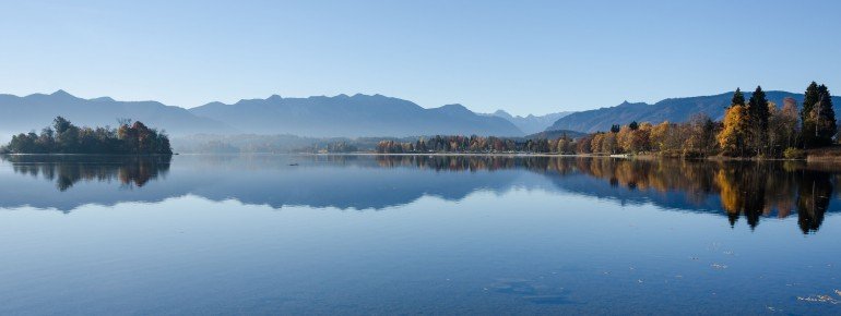 Die Alpenkette mit Wettersteingebirge, den bayerischen Voralpen und den Ammergauer Alpen spiegelt sich im klaren Wasser des Staffelsees