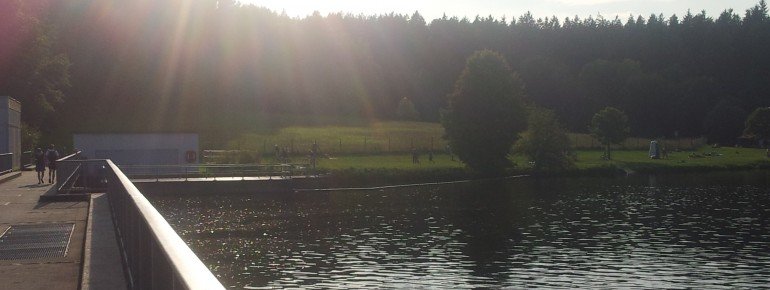 Der Stausee Oberilzmühle liegt direkt am Wasserkraftwerk und bietet eindrucksvolle Kontraste