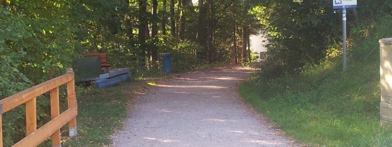 Dieser Weg führt über den Staudamm zum Stausee Oberilzmühle