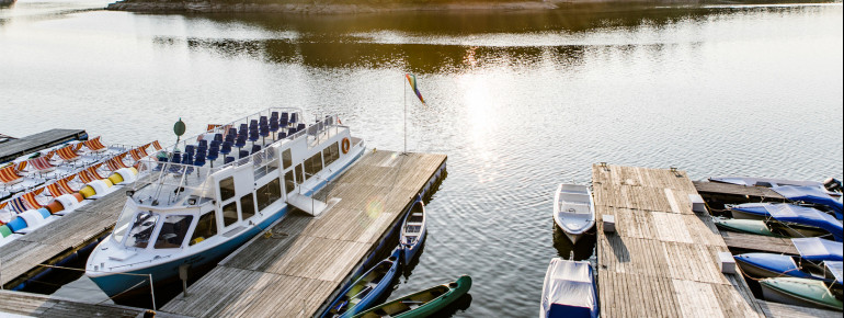 Bei einer Bootsrundfahrt kann man den fjordähnlichen Stausee vom Wasser aus erkunden.