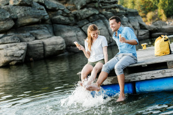 Mit einem Eis in der Hand lässt sich die Zeit am Wasser an heißen Sommertagen besonders genießen.
