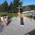 Blick auf den Spielplatz am Stausee Rabenstein. Im Hintergrund sind der Beachsoccer-Platz und die Sanitäranlagen zu sehen.