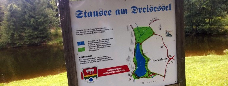 Der See befindet sich am fuße des 1333m hohen Dreisesselbergs und ist die perfekte Abkühlung nach einer Wanderung!