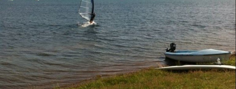 Auch Surfer kommen auf dem Steinberger See auf ihre Kosten