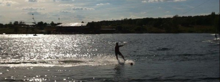 So lässts es sich aushalten. Wasserksifahren vor einem wunderbaren Panorama lädt jeden ein hier vorbeizukommen.