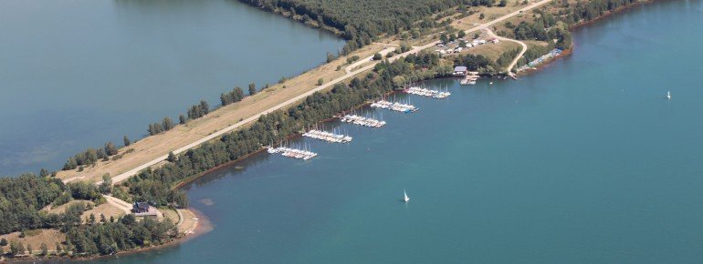 Der Steinberger See wird mit einem Damm vom Knappensee getrennt