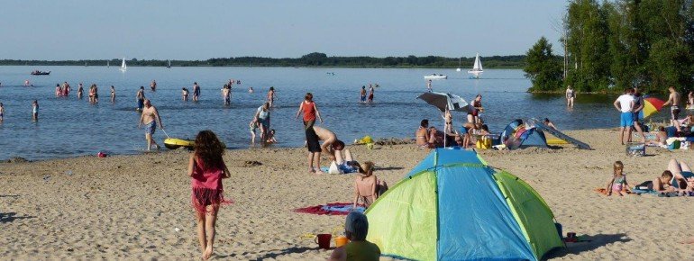 Am Strand der Badeinsel Steinhude lassen sich heiße Sommertage gut aushalten