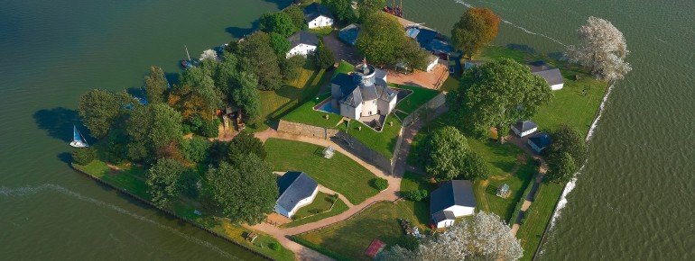 DIe Inselfestung Wilhelmstein erreichst du mit dem Fahrgastschiff