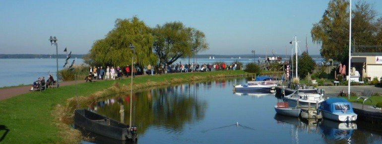 Bei einem Spaziergang an der Promenade genießt du das maritime Flair